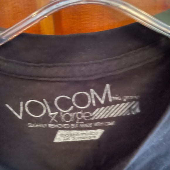 Volcom women’s t-shirt. Juniors X-Large. Black & red. Excellent condition - Picture 3 of 4